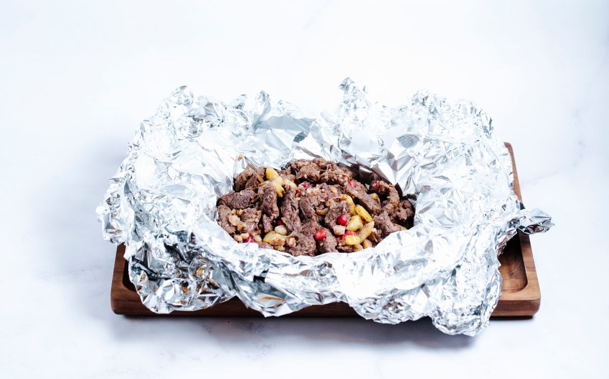 Estos son los riesgos de almacenar comida en papel aluminio según expertos (Freepik)