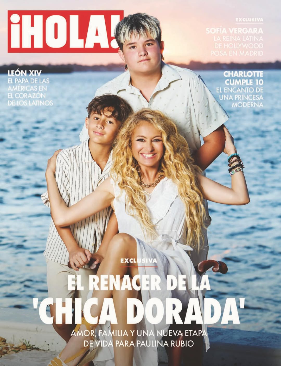 Portada de la revista de Paulina Rubio con sus hijos (Instagram)