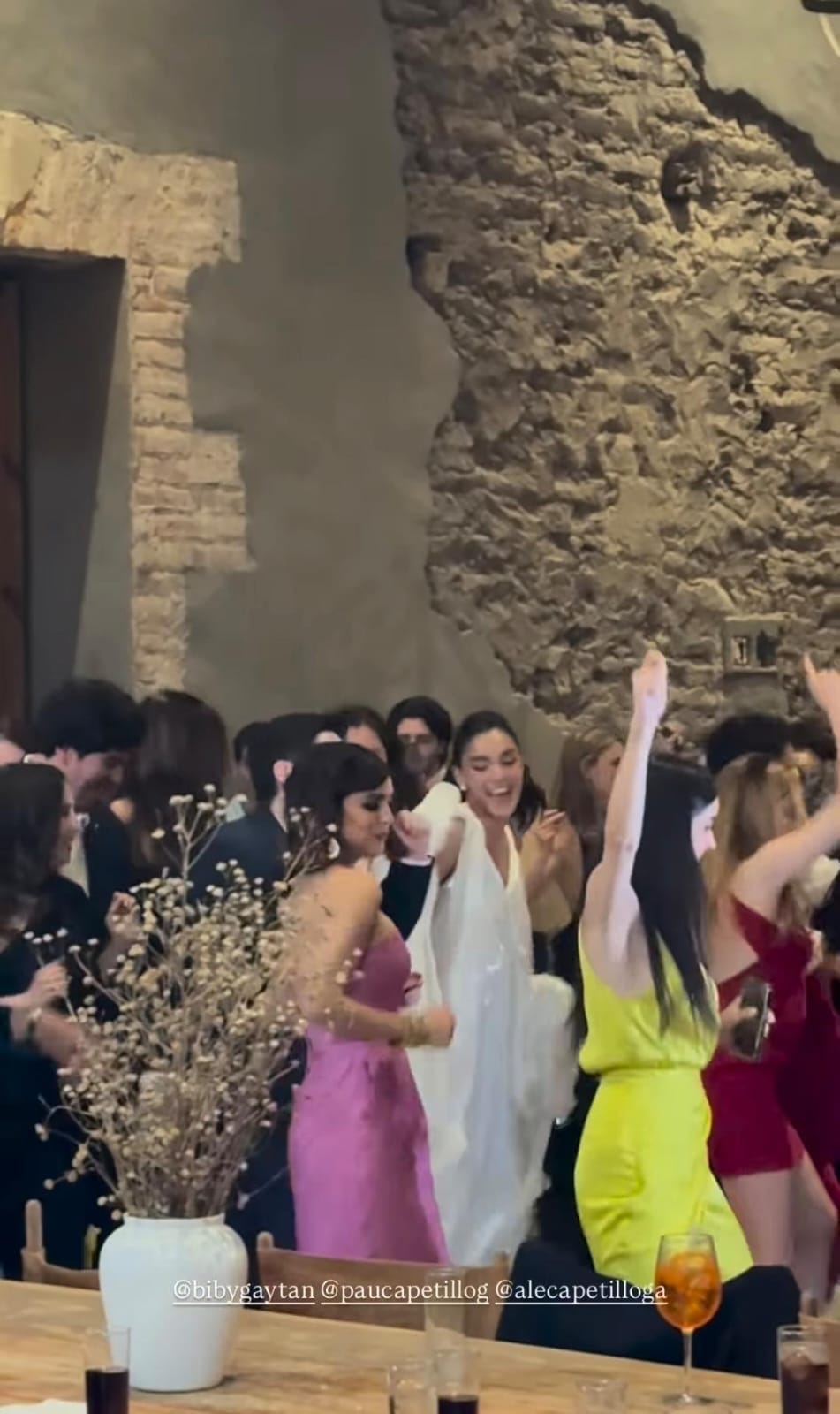 Biby Gaytán bailando con Ale Capetillo en su preboda (Instagram)