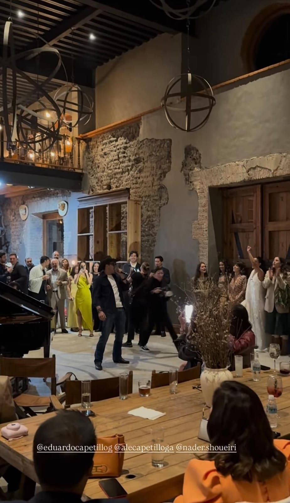 Eduardo Capetillo Jr. cantando en la preboda de su hermana Ale (Instagram)