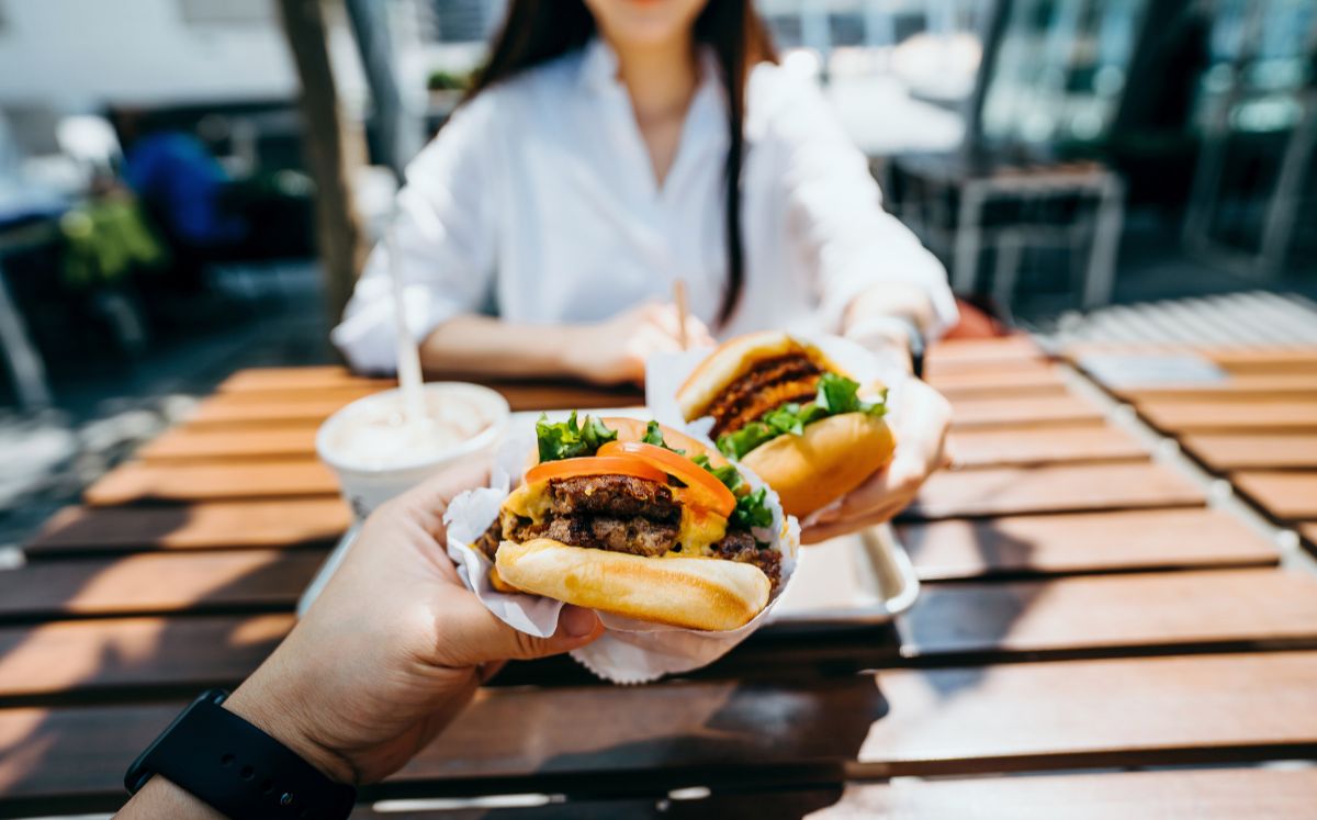 Comer hamburguesas y su relación con el riesgo de Alzheimer (Foto: Getty)