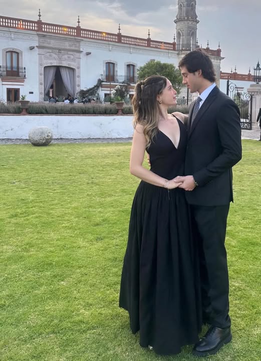 Foto del vestido negro de Mía Rubín en la boda de Ale Capetillo (Instagram)