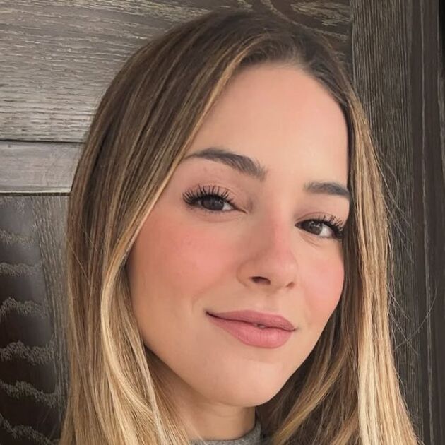 El secreto del look effortless de Mariana Rodríguez: una camisa en tendencia con gran descuento (Instagram)