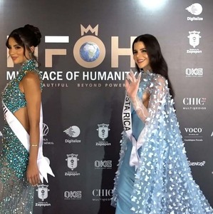 Miss Face of Humanity pasa por la alfombra roja