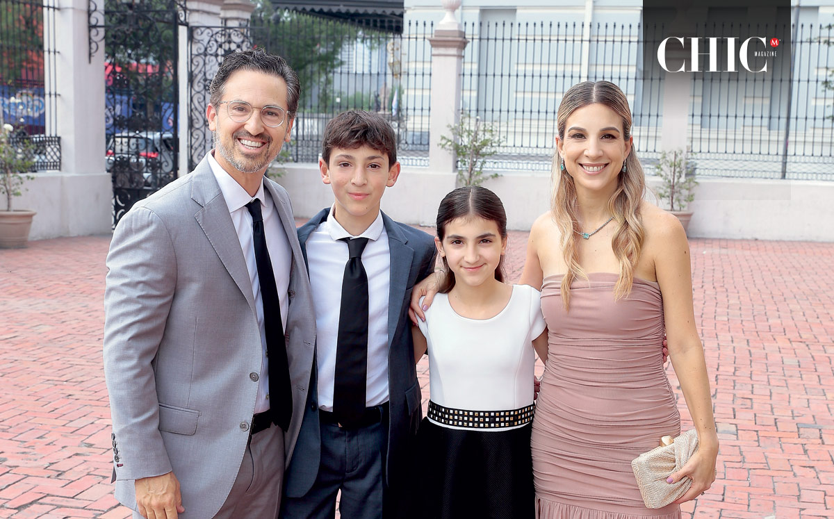 Sebastián Garza T., María Garza T., Mateo Garza T. y Mayela González de Garza T.
