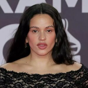 Rosalía lleva el vestido de la venganza más sexy de los Latin Grammy (X)
