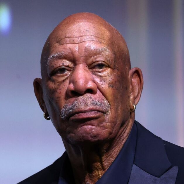 Morgan Freeman y el guante que lo acompaña desde un accidente (Getty Images)