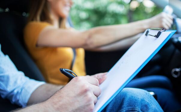 Licencia de conducir permanente gratis durante octubre (Freepik)