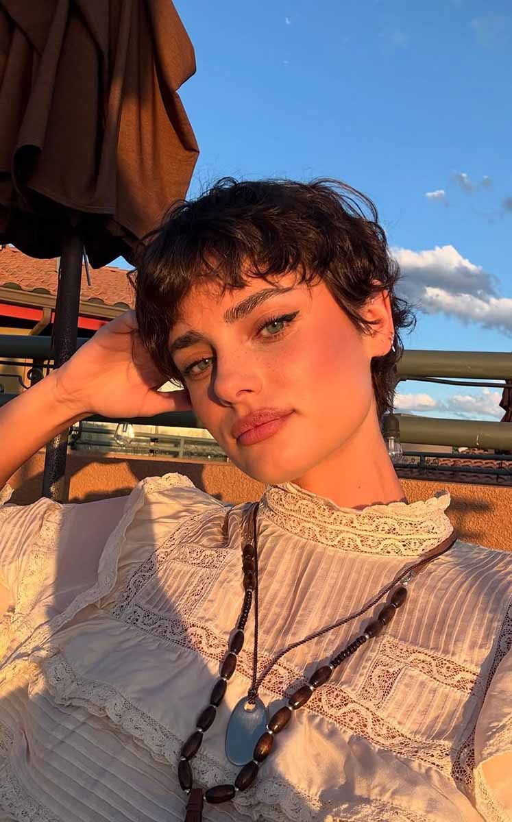Un corte puede suavizar las líneas del rostro brindando una imagen más relajada (Foto: @taylor_hill)