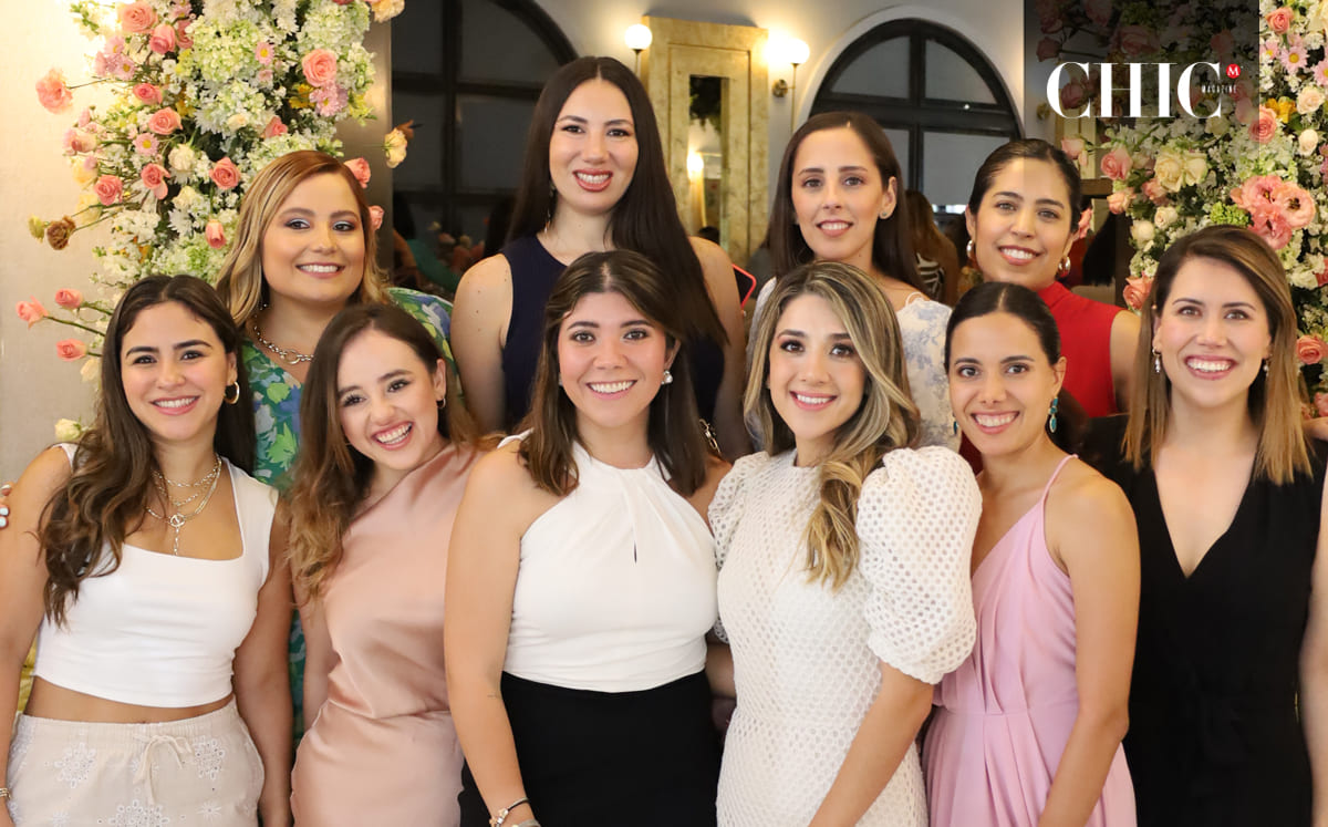 Mariana Meza acompañada de sus amigas