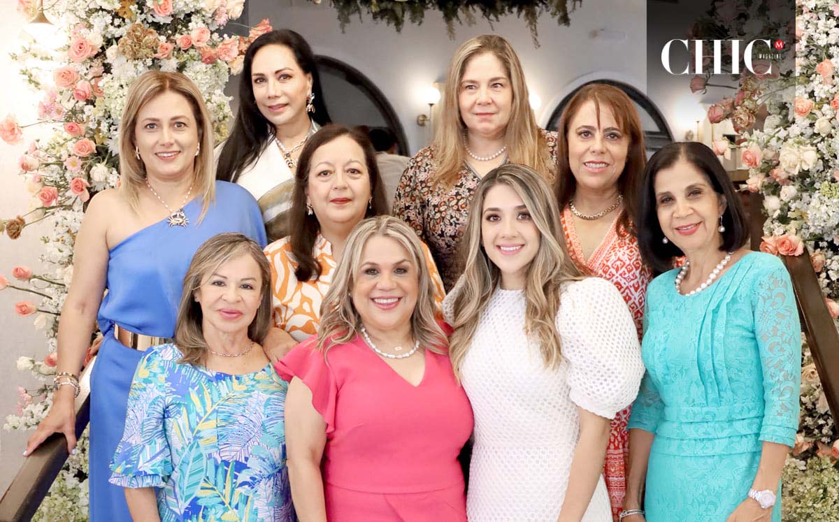 Mariana Meza en compañía de sus seres queridos