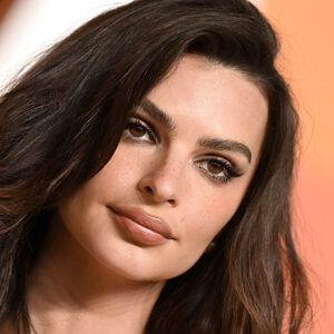 ¿Qué le pasó en el cabello a Emily Ratajkowski? Así lo resolvió (Getty Images)