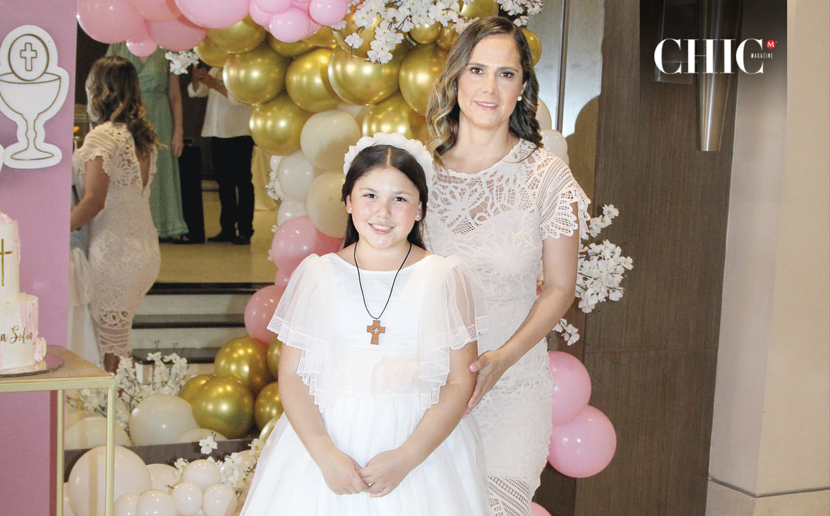 Ana Sofía Plaza acompañada de su madrina Katia González