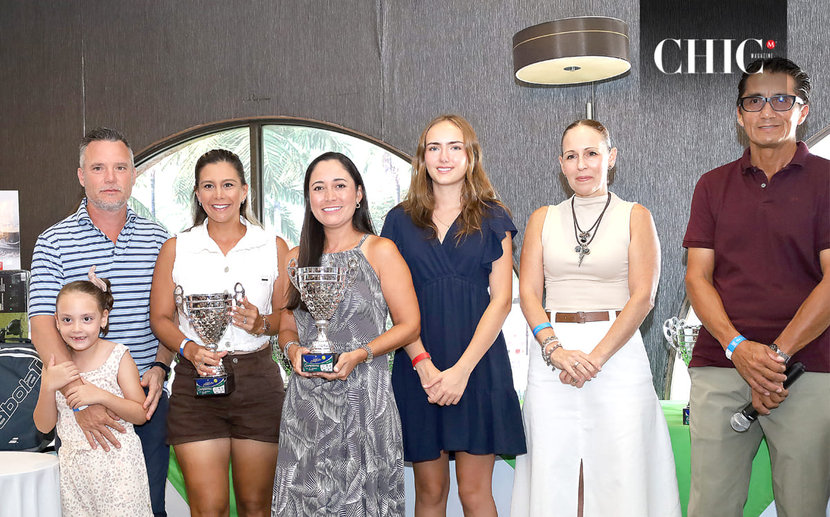 Comité organizador entregando premios a Mónica Hamelius y Cynthia Larraga