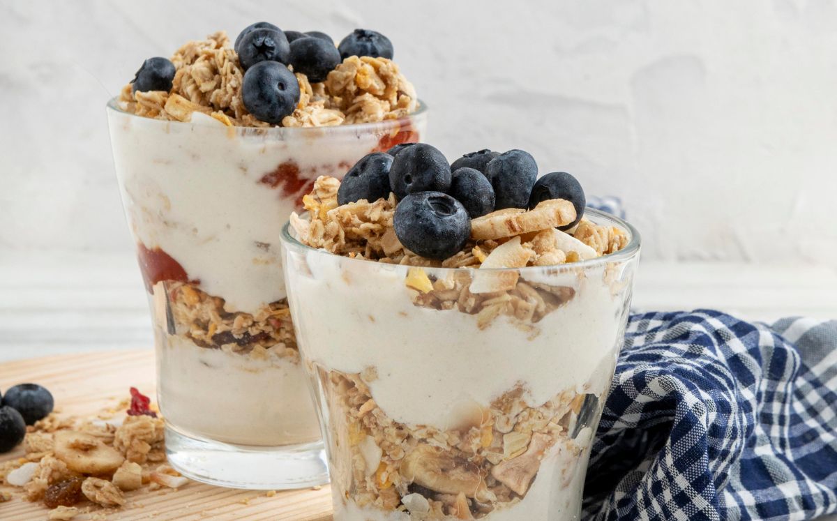 Parfait de yogur con granola (Freepik)