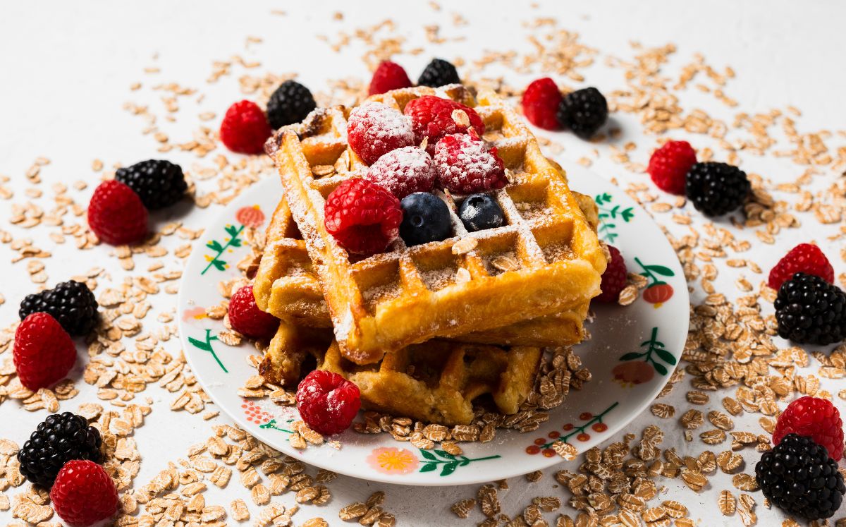 Waffles integrales con fruta y yogur (Freepik)