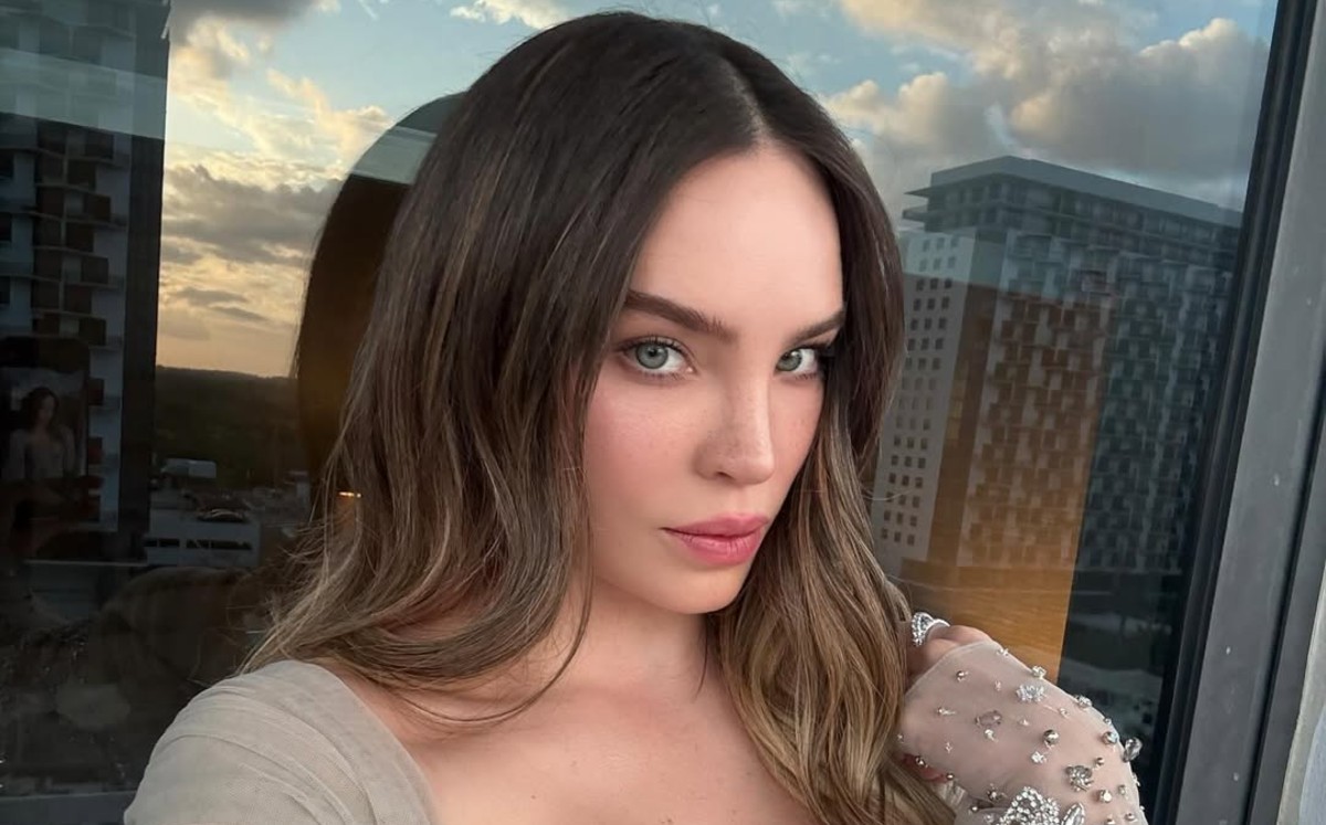 Belinda roba cámara en la premiere de "Mentiras" con vestido Versace (Foto: Instagram)