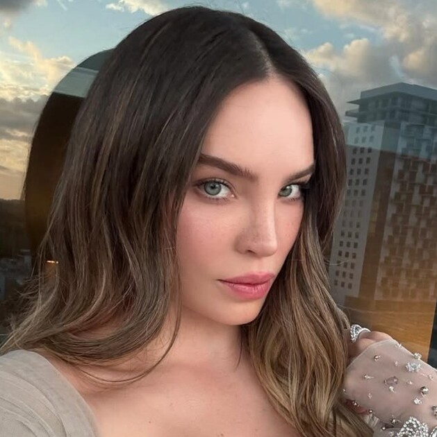 Belinda roba cámara en la premiere de "Mentiras" con vestido Versace (Foto: Instagram)