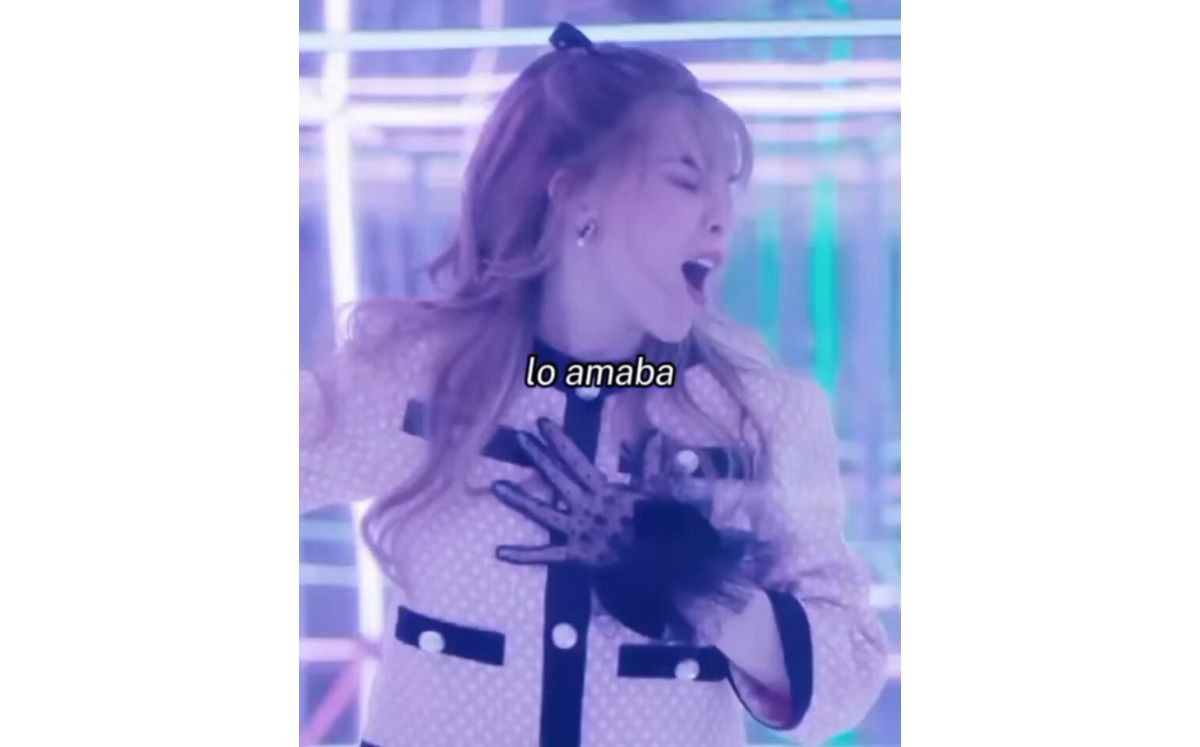 Conjunto sastre rosa Chanel de Belinda en “Mentiras La Serie” (Instagram)