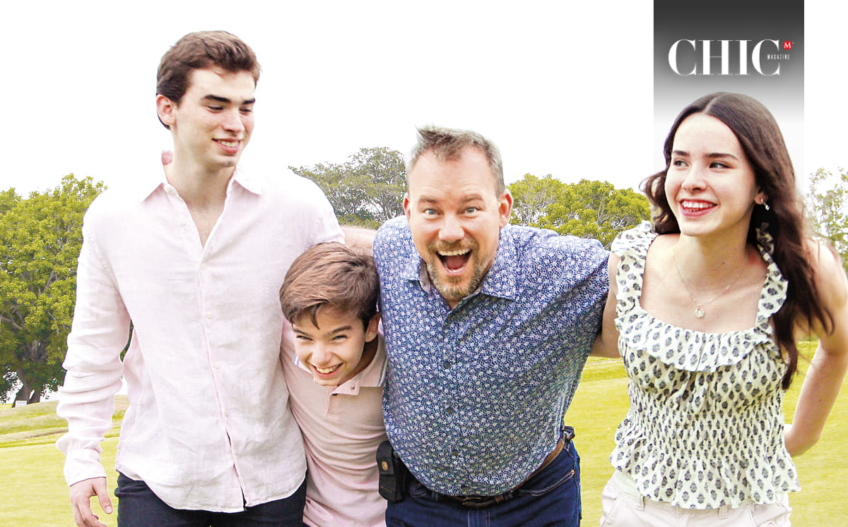 Ángel García disfruta de la sesión de fotos junto a sus hijos