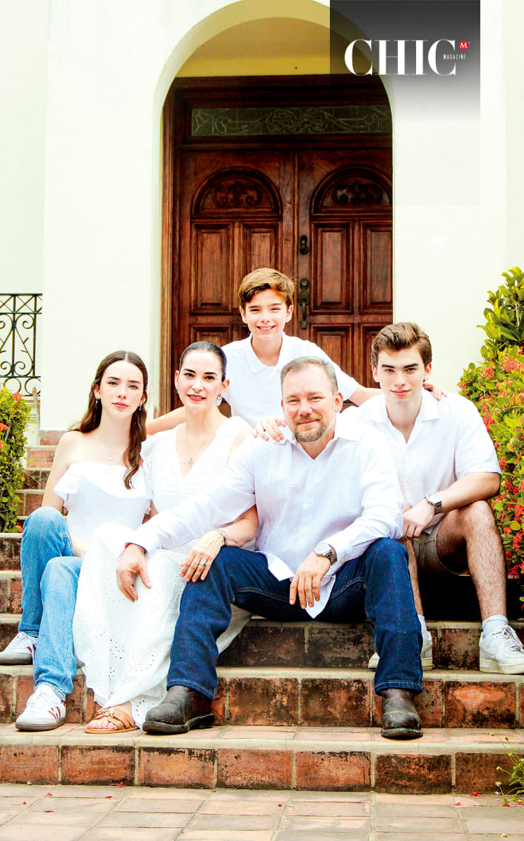 Ángel García junto a sus hijos Mariel, Francisco y Ángel, además de su esposa Mireya