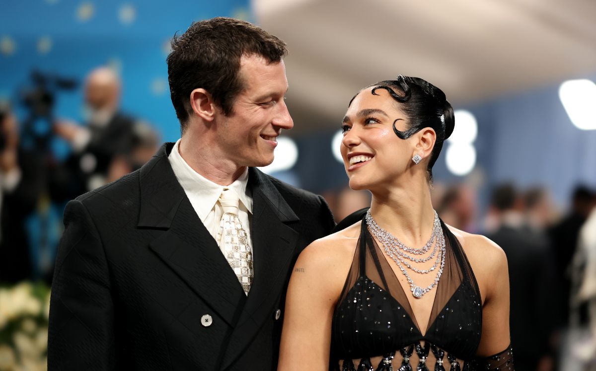 Tras varios meses protagonizando rumores, Dua Lipa confirmó su compromiso con Callum Turner (getty Images)