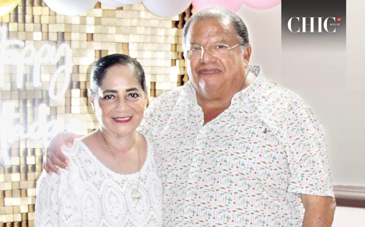 Fernanda Morales y Juan Rangel disfrutaron de  una buena plática en torno a la celebración del cumpleaños de Liliana