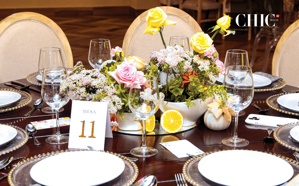 Las invitadas fueron recibidas con decoración en tonos neutros y arreglos florales con motivos frutales