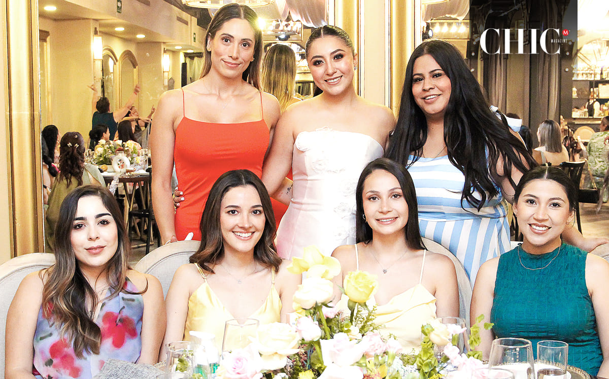 Jessica Briseño acompañada de sus mejores amigas