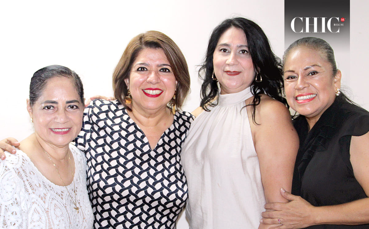 Liliana Delgado acompañada de sus invitadas en su fiesta de cumpleaños