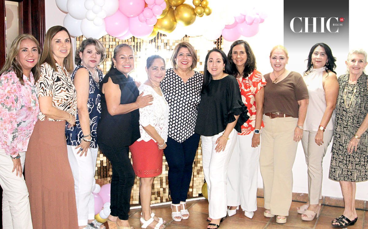 Liliana Delgado a fue sorprendida con una cena organizada por sus amigos de la Mesa Directiva del Club Regatas Corona