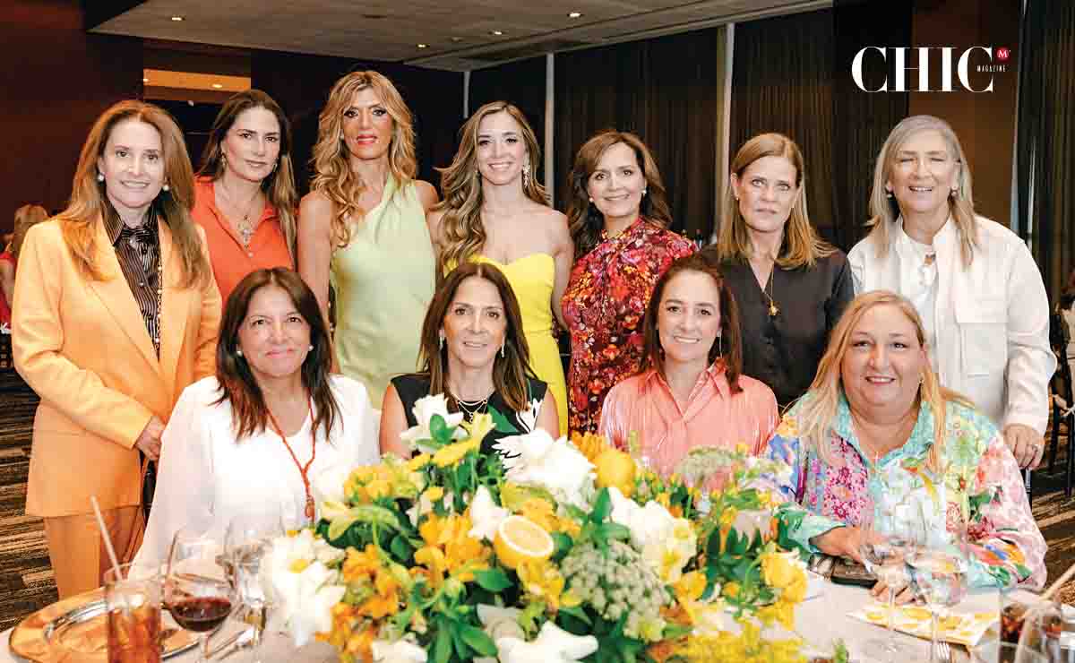 La novia con Yvonne Hayek de Treviño, Tere Cantú de Llovera y un grupo de invitadas / Fotos: Ale Ramírez Photography