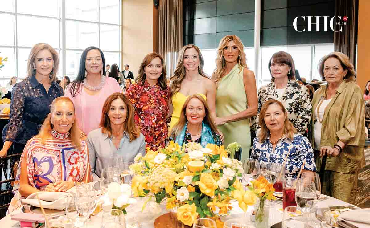 La novia con Yvonne Hayek de Treviño, Tere Cantú de Llovera y un grupo de invitadas / Fotos: Ale Ramírez Photography