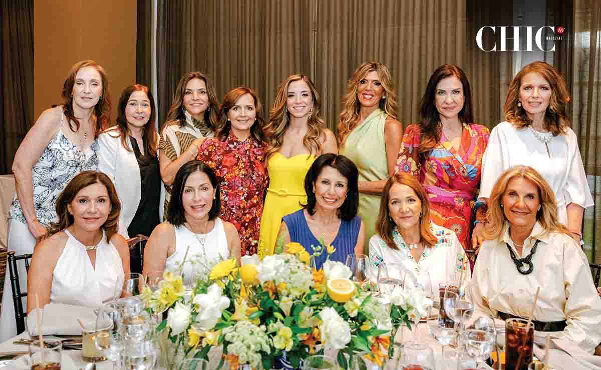 La novia con Yvonne Hayek de Treviño, Tere Cantú de Llovera y un grupo de invitadas / Fotos: Ale Ramírez Photography