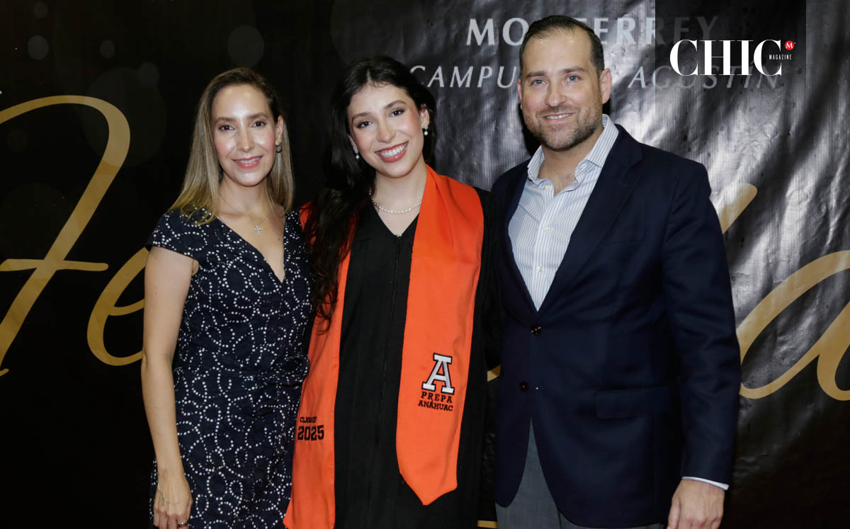 Mónica Sánchez, Isabella Garza y Carlos Garza