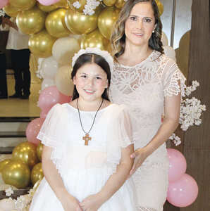 Ana Sofía Plaza acompañada de su madrina Katia González