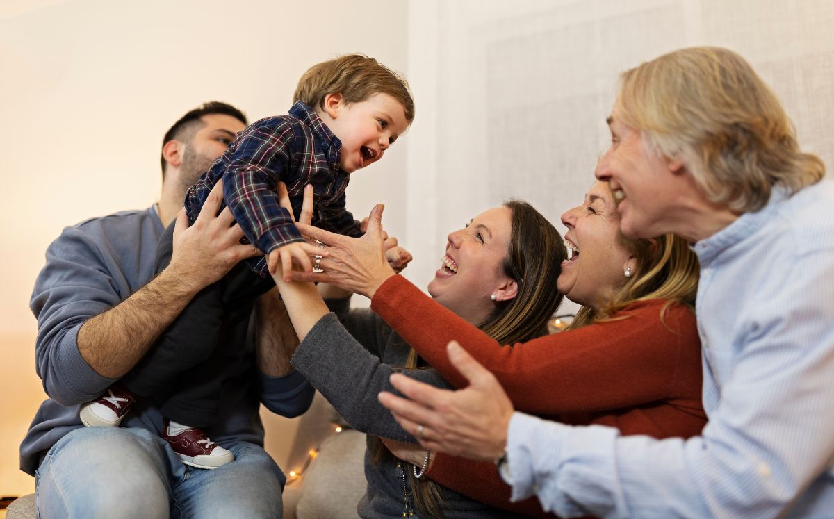 Esto es lo que dice la ciencia sobre la "curva de la felicidad" (Freepik)