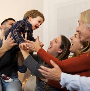 Esto es lo que dice la ciencia sobre la "curva de la felicidad" (Freepik)