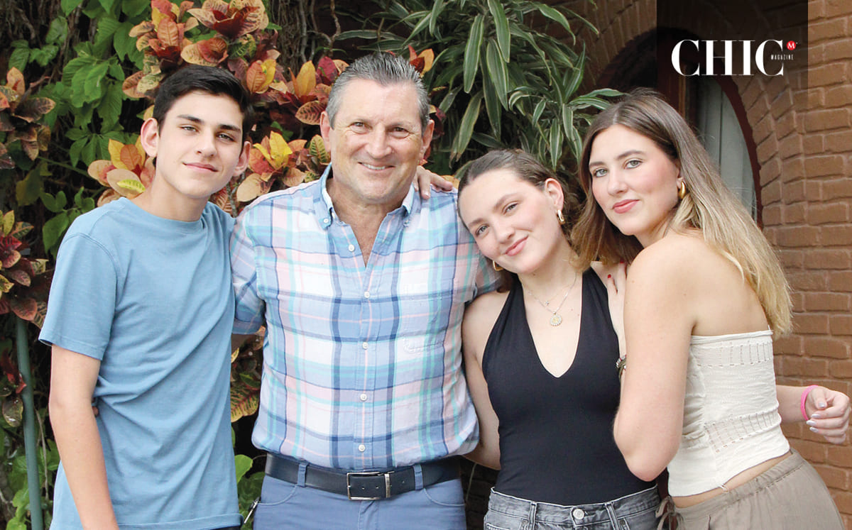 Carlos Gutiérrez, Carlos Gutiérrez, Ana Sofi Gutiérrez y Andrea Gutiérrez felices de celebrar entre amigos y familia