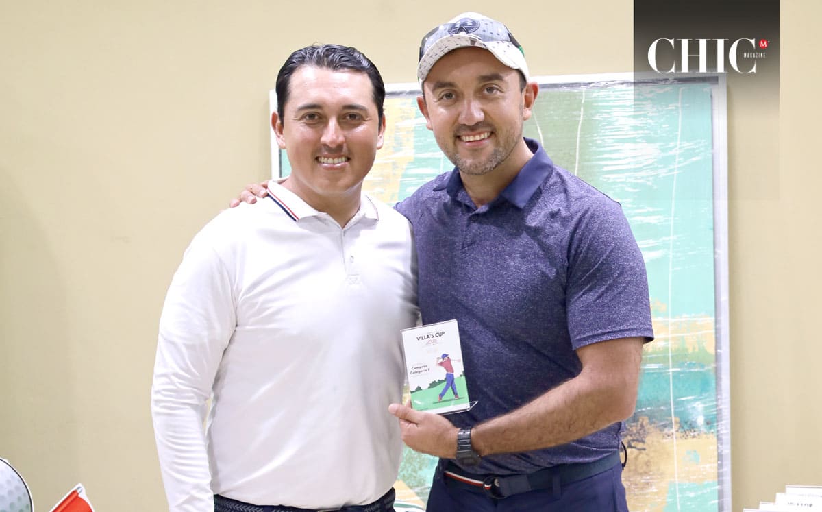 Jorge Villarreal entregando premios a los ganadores