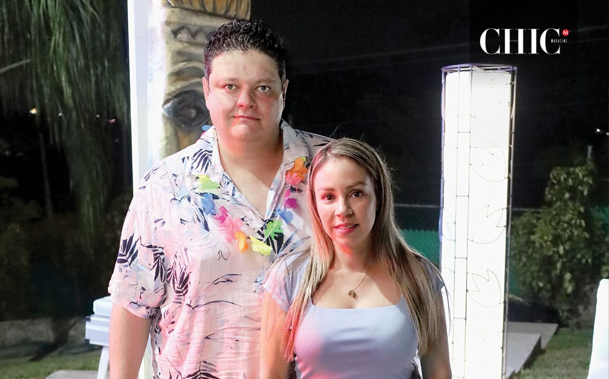 Kari Erik Plaza y Brenda Ayala disfrutaron de la velada entre amigos