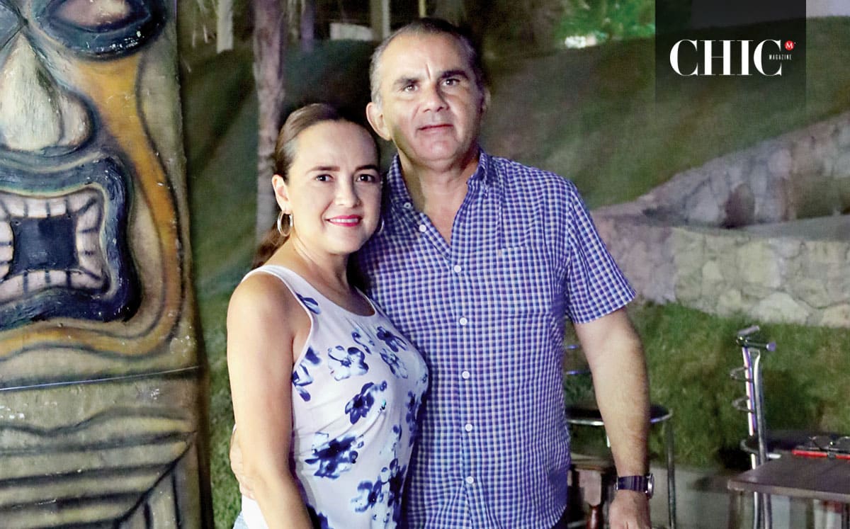 Lorena De Nemer y Óscar Nemer fueron parte de la noche hawaiana