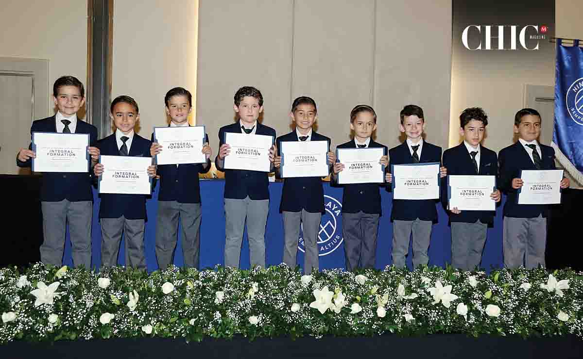 Alumnos recibiendo sus reconocimientos / Fotos: Roberto Alvarado