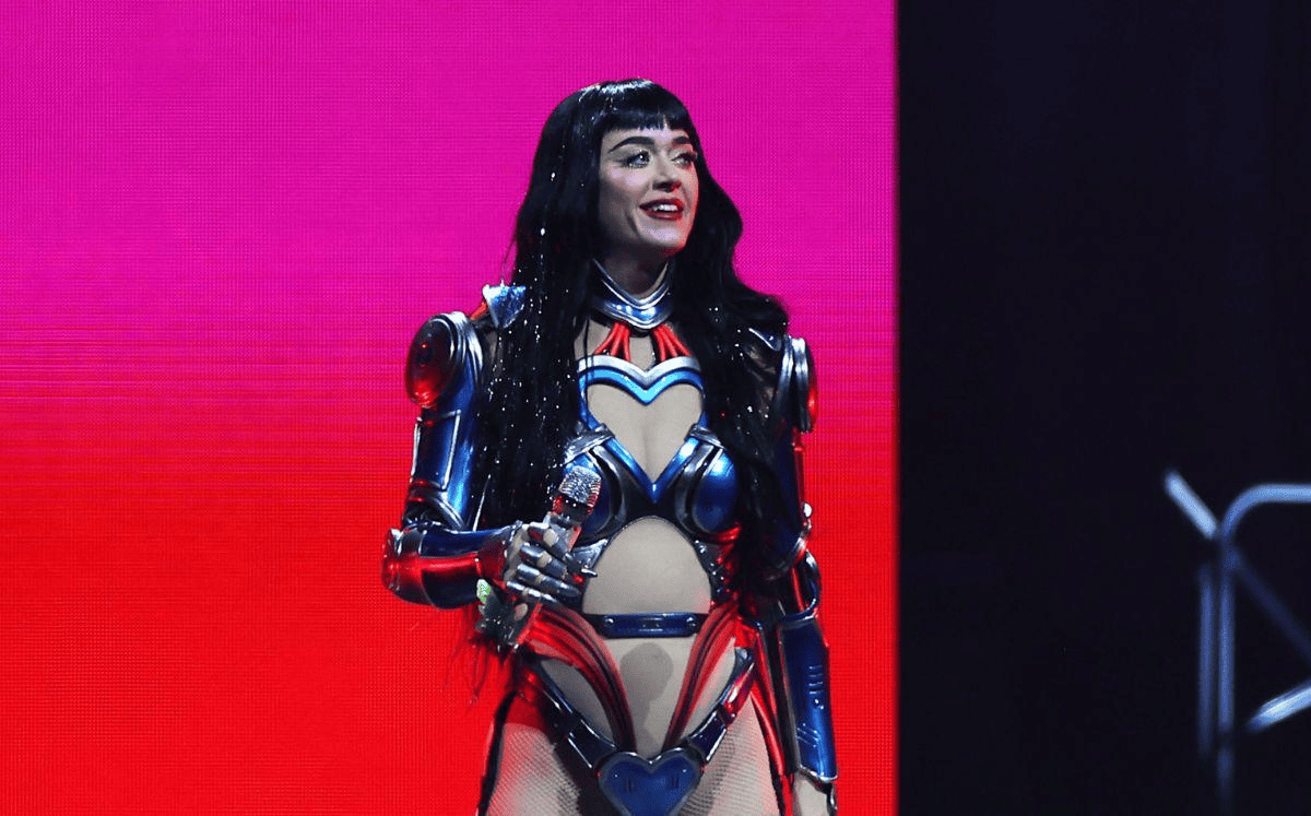 Katy Perry patea regalo de fan en pleno concierto (Foto: Getty Images)