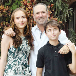 Bárbara Gutiérrez, Chacho Gutiérrez y Víctor Gutiérrez felices de celebrar el Día del Padre