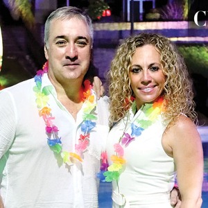 Eduardo Lacavex y Marilú Ceja disfrutaron de la noche en la alberca