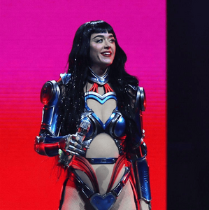 Katy Perry patea regalo de fan en pleno concierto (Foto: Getty Images)