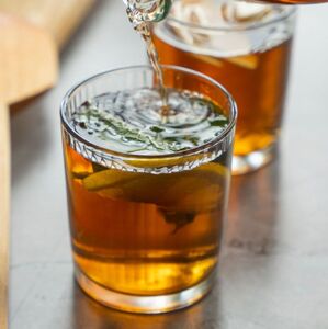 Licor herbal: cómo tomarlo y cuándo se disfruta más (Foto: Freepik)