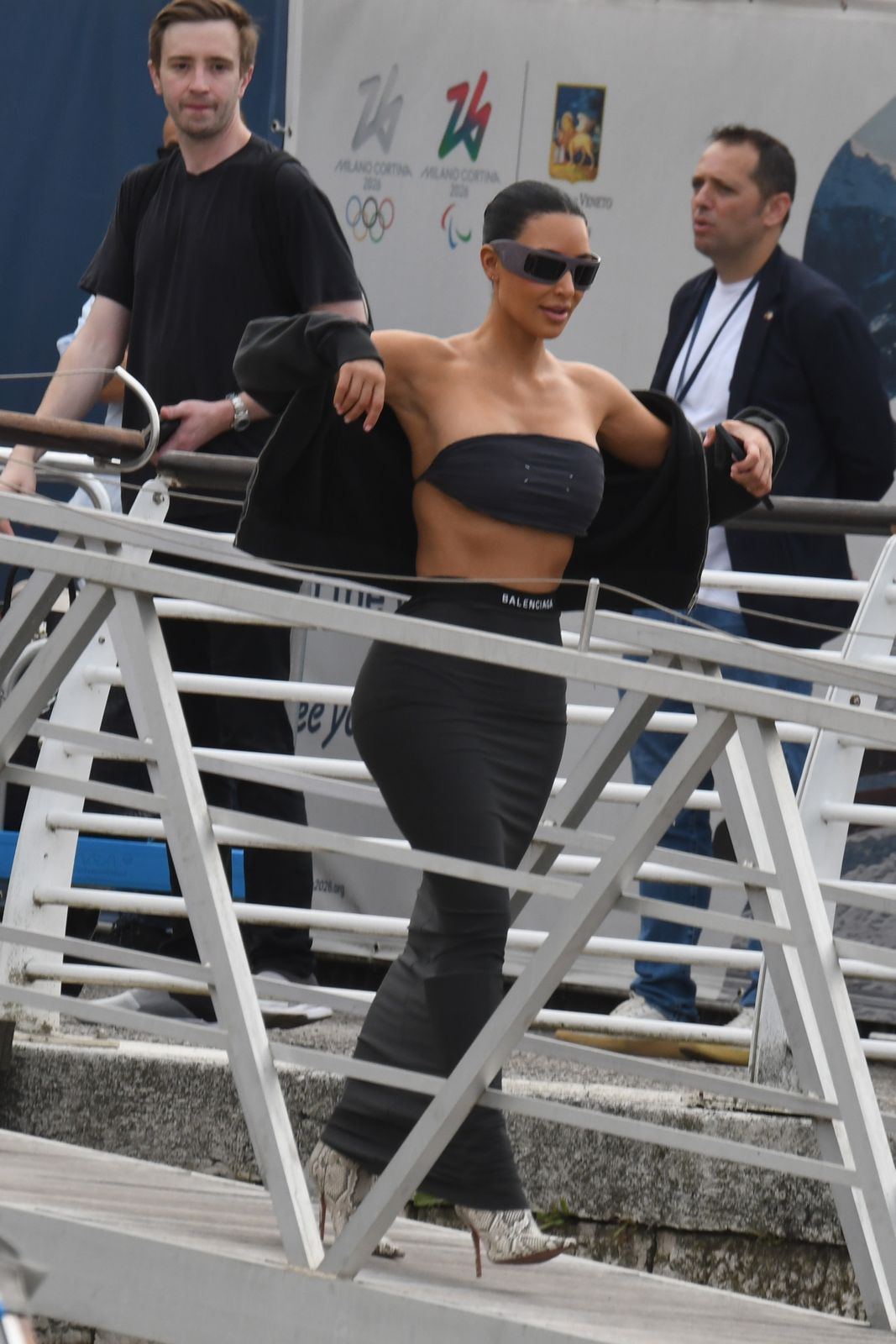 Este es el look de Kim Kardashian durante su llegada al Aeropuerto Internacional de Marco Polo (Foto: Getty Images)
