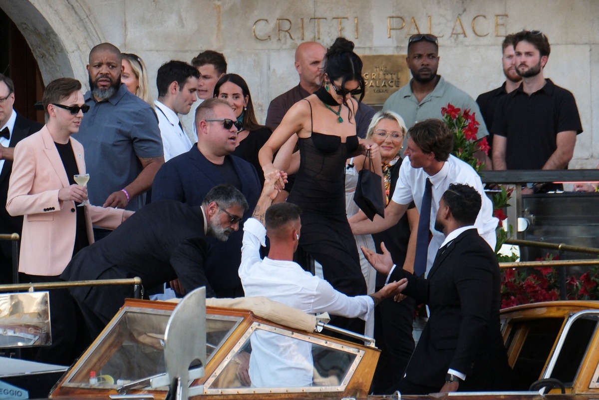 Kendall Jenner en la boda de Jeff Bezos y Lauren Sánchez (AP)